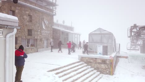 Menschen-An-Der-Seilbahnstation-Auf-Kasprow-Wierch-In-Der-Hohen-Tatra,-Polen-An-Kalten-Und-Nebligen-Tag-Im-Winter