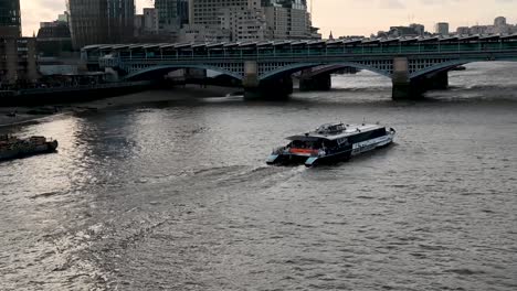 Überboot-Unter-Der-Millennium-Bridge,-London,-Vereinigtes-Königreich