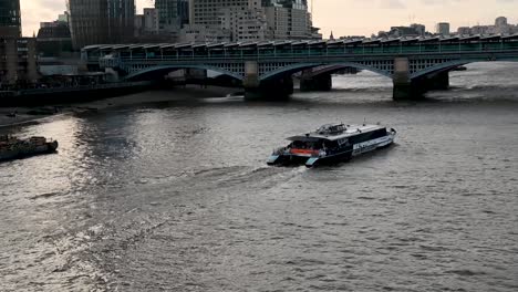 Uber-Barco-Bajo-El-Puente-Del-Milenio,-Londres,-Reino-Unido