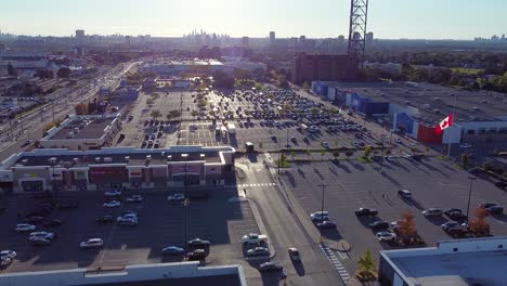 Walmart-En-El-Distrito-Comercial-Golden-Mile-Con-Bandera-Canadiense-A-Media-Asta