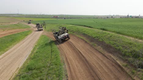 Übungsplatz-Der-Israelischen-Armee-übt-Das-Ausbalancieren-Eines-Militärischen-Humvee-Fahrzeugs-Aus,-Das-Auf-Einer-Schlampigen-Landstraße-Fährt---Antenne