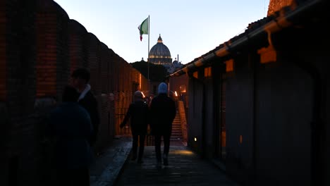 Gente-Caminando-Hacia-La-Calle