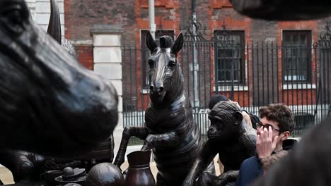 Sehen-Sie-Sich-Die-Tierskulptur-„Wild-Table-Of-Love“-Auf-Dem-Paternoster-Square-In-London,-Vereinigtes-Königreich,-An