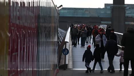 De-Todo-El-Mundo,-Vista-Hacia-Tate-Modern-Sobre-El-Puente-Del-Milenio,-Londres,-Reino-Unido