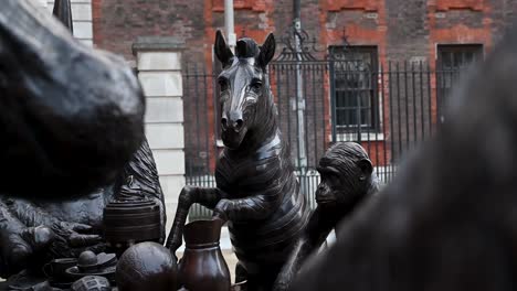 Wild-Table-Of-Love'-Animal-Sculpture-In-Paternoster-Square,-London,-United-Kingdom