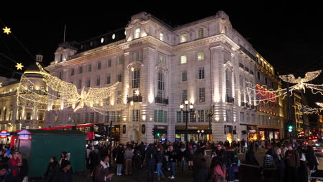 Piccadilly-Circus-Engalanado-Para-Navidad,-Gente-Caminando-De-Noche