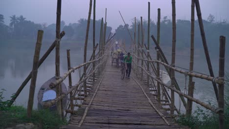 En-Invierno,-Se-Construye-Un-Puente-De-Bambú-En-El-Río-Debido-A-La-Escasez-De-Agua-Y-La-Gente-De-La-Parte-Superior-Y-Sobre-El-Camino-Lo-Atraviesa