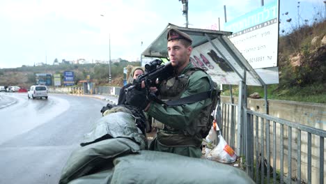 Idf-soldat-Bewaffnet-Mit-Scharfschützengewehr-Hinter-Sandsackbarriere-In-Israelischer-Siedlung