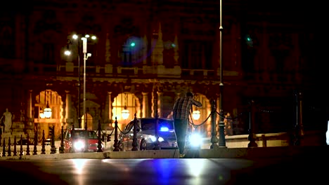 Straßenfotograf,-Der-Nachts-Mit-Lichtfackeln-Vom-Vorbeifahrenden-Verkehr-In-Rom,-Italien,-Fotografiert