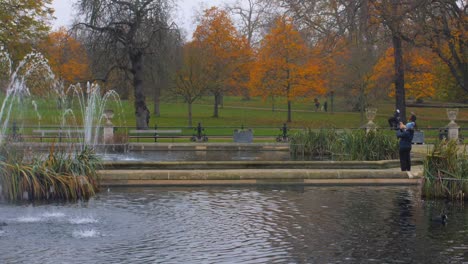 Water-Fountain-And-Fall-Foliage-At-Hyde-Park-In-London,-UK