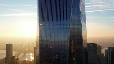 Flying-up-in-front-of-the-One-World-Trade-Center,-Freedom-tower,-in-sunny-New-York---Aerial-view