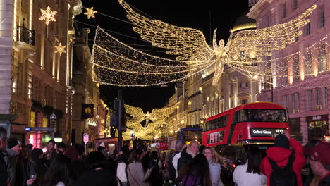 Menschenmenge-Und-Verkehr-Auf-Der-Belebten-Straße-Mit-Hängenden-Weihnachtslichtern