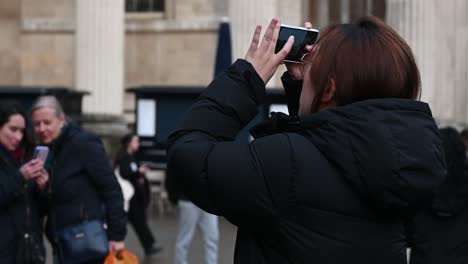 Holen-Sie-Ihr-Handy-Heraus,-Um-Fotos-Vom-British-Museum-In-London,-Großbritannien,-Zu-Machen