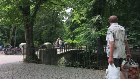 Park-In-Der-Stadt-Koszalin-In-Polen-Mit-Einer-Brücke-über-Den-Bach-Dzierzecinka-In-Der-Nähe-Der-Philharmonie-Koszalinska