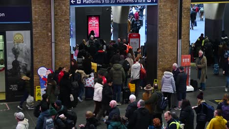 Sicher-Nach-Hause-Kommen-Für-Weihnachten-In-King-Cross,-London,-Vereinigtes-Königreich