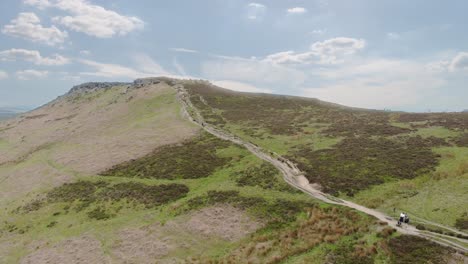 Strolling-up-Carl-Wark---Higger-Tor,-peak-district,-blue-sky,-aerial