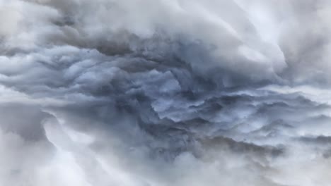 Dunkle-Wolken-Bewegten-Sich-Mit-Einem-Gewitter-Darin