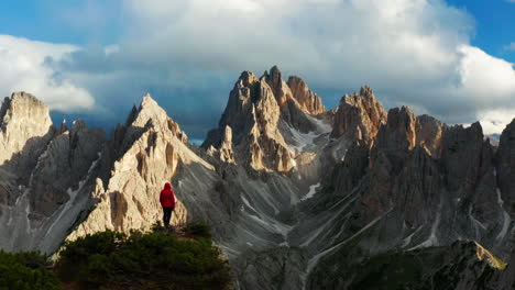 Mann-Sieht-Epischen-Sonnenuntergang-über-Den-Dolomiten-In-Italien