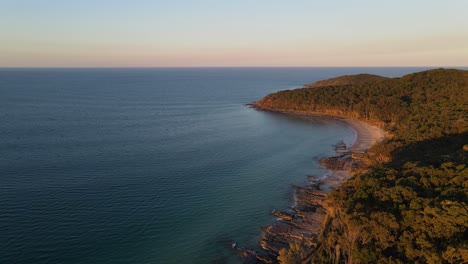 Sonnenuntergang-über-Dem-Strand-Und-Den-Wellen---Sunshine-Coast-Noosa-Nationalpark-Queensland-Australien---Luftaufnahme