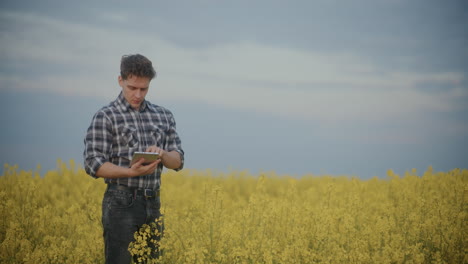 Agrónomo-Masculino-Usando-Tablet-Pc-En-La-Granja