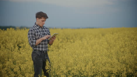 Männlicher-Agronom-Mit-TabletPC-Im-Feld