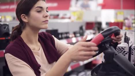 Joven-Y-Hermosa-Cliente-Eligiendo-Carreras-Para-Ps4-En-El-Departamento-De-Electrónica-De-La-Tienda-De-Electrodomésticos.