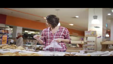 Mujer-Joven-Eligiendo-Galletas-Y-Pasteles-En-El-Supermercado.-4k