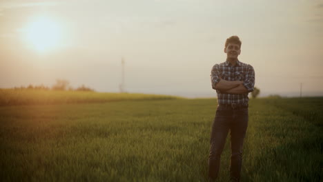 Granjero-Sonriente-De-Pie-En-La-Granja-Al-Atardecer