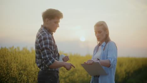 Landwirt-Und-Agronom-Diskutieren-Auf-Dem-Bauernhof-Bei-Sonnenuntergang