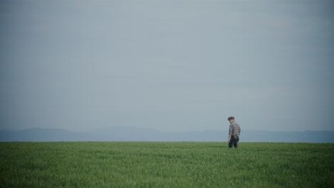 Landwirt-Zu-Fuß-Im-Feld-Gegen-Den-Himmel