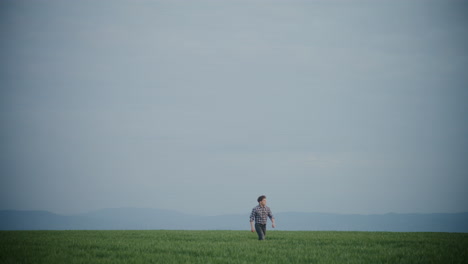 Granjero-Caminando-En-El-Campo-Contra-El-Cielo