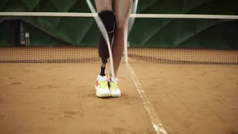 Imágenes-De-Cerca-De-Una-Chica-Delgada-Con-Una-Prótesis-De-Pierna-Derecha-Saltando-La-Cuerda-En-Una-Cancha-De-Tenis-Con-Zapatillas-De-Deporte.-Adentro