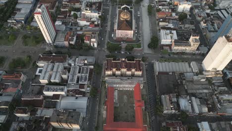 Aerial-panoramic-establishing-shot-of-opera-house-Amazonas-theater,-in-Manaus-city-center,-Brazil