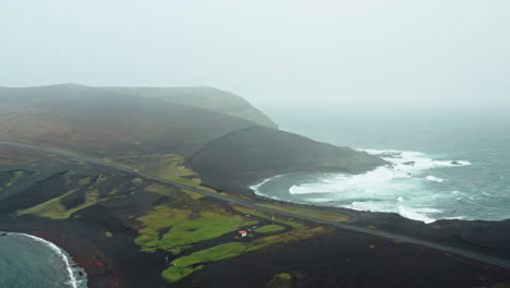 Dramatische-Luftdrohnenaufnahme-über-Der-Isländischen-Küste