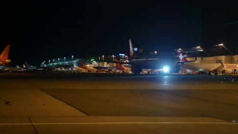 Aviones-De-Easyjet-Rodando-Por-La-Noche,-En-El-Aeropuerto-De-Ginebra