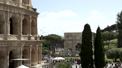 Teilansicht-Des-Kolosseums-In-Rom-Mit-Dem-Konstantinsbogen-Im-Hintergrund-An-Einem-Sonnigen-Tag