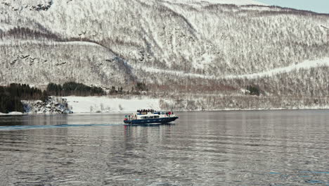 Seitenansicht-Einer-Kreuzfahrt-Entlang-Der-Norwegischen-Fjorde