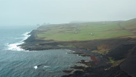Dramático-Dron-Aéreo-Disparó-Sobre-La-Costa-Islandesa