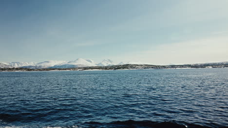 Große-Statische-Aufnahme-Einer-Bootsfahrt-Entlang-Der-Arktischen-Fjorde-In-Norwegen