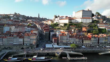 Drohnenaufnahme,-Die-Bei-Sonnenuntergang-Von-Links-Nach-Rechts-Mit-Blick-Auf-Den-Fluss-In-Porto-Portugal-Fliegt