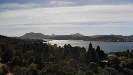 Hobart-Tasmania-Bay-Drone-Vista-Panorámica-De-La-Naturaleza,-El-Agua-Y-Los-árboles-En-4k