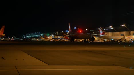Avión-De-Easyjet-Parado-Con-Las-Luces-Anticolisión-Encendidas-Por-La-Noche