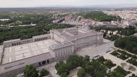 Aerial-establishing-shot-of-Royal-Palace-of-Madrid,-Majestic-Historic-complex,-Spain