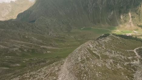 Un-Dron-FPV-De-Alta-Velocidad-Desciende-Cerca-De-Gitschberg,-Italia,-Volando-Cerca-De-Las-Laderas-De-Las-Montañas.