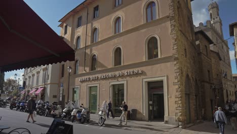 Spaziergang-Durch-Die-Straßen-Der-Ummauerten-Stadt-Volterra-Mit-Dem-Turm-Des-Priorenpalastes-Im-Hintergrund,-Provinz-Perugia,-Italien