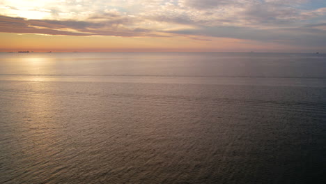 Ruhe-Einer-Meereslandschaft-Unter-Sonnenaufgangshimmel-Mit-Wolkenlandschaft-In-Orlowo,-Gdynia,-Polen