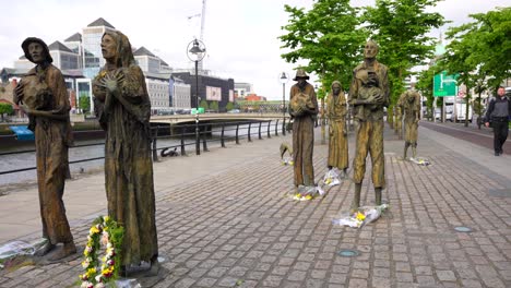 Hungersnot-Gedenkdenkmal-In-Dublin,-Während-Ein-Einheimischer-Vorbeikommt,-Irland