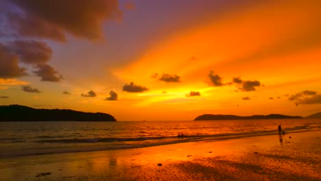Sonnenuntergang-Mit-Vielen-Farben-An-Einem-Tropischen-Strand-In-Langkawi-Mit-Fallschirmen-Und-Einer-Insel-Im-Hintergrund