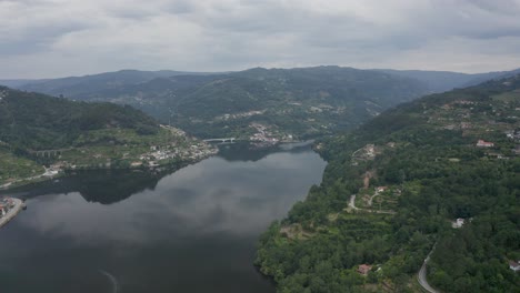 Der-Fluss-Douro,-Portugal:-Malerische-Wasserstraße,-Terrassenförmig-Angelegte-Weinberge,-Historische-Städte