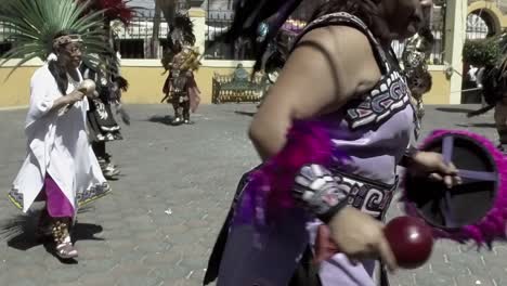 Bunt-Gekleidete-Indigene-Aztekische-Tänzer-Tanzen-Auf-Einem-Platz-In-Mexiko-Stadt